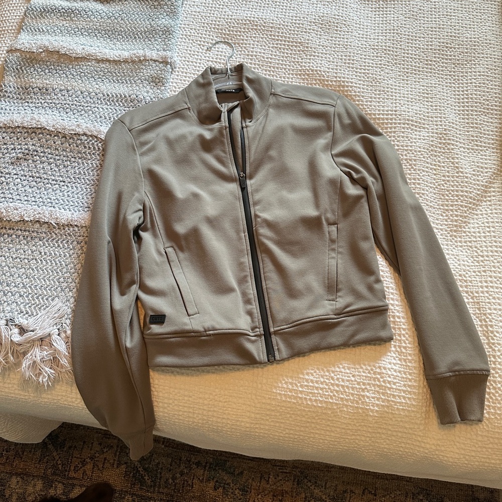 Cuts women athleisure size small